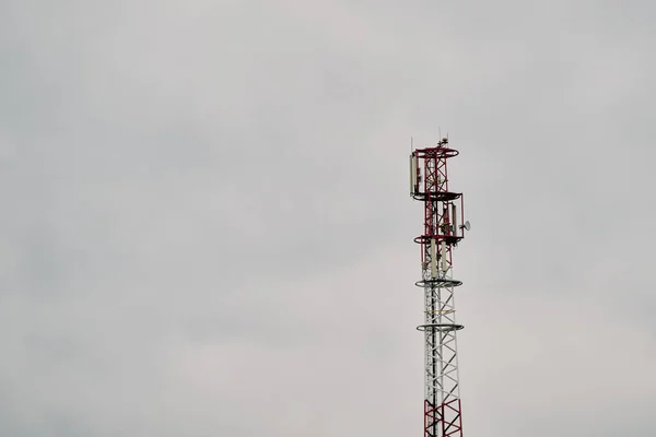 연결성의 속도를 낮춘다 디지털 변신을 지원한다 Telecom Towers Powering Cellular — 스톡 사진