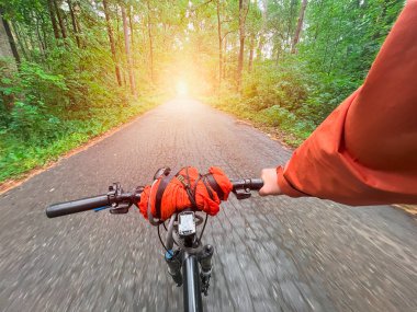 Motosiklet gidonu yakın plan. Dışarıda bisiklet sürme kavramı