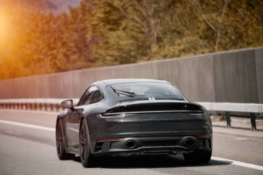 Zarif siyah modern iki kapılı Alman roadster. Otobanda yepyeni, siyah, lüks bir spor araba..