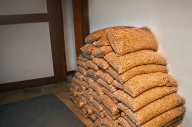 Sürdürülebilir Enerji Çözümü. Çevresel Bilinçli Isıtma için yenilenebilir bir yakıt olan Eko-Dost Plastik Torbalarda Ahşap Pelletler