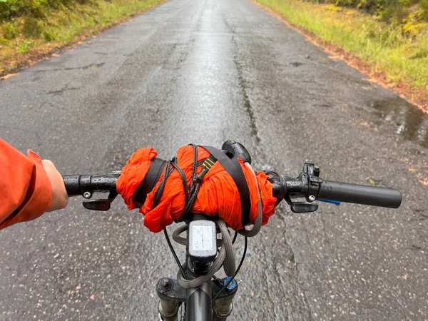 骑自行车到森林里去 骑自行车旅行 探索野性 在森林里骑自行车冒险 骑自行车包装Pov旅行团 — 图库照片