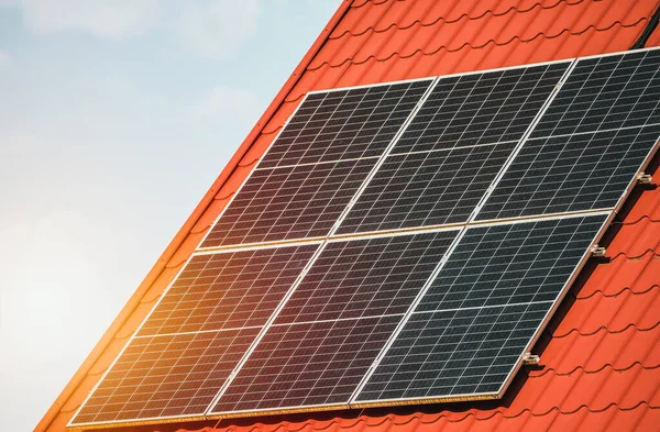 Painéis Solares Telhado Bonita Grande Casa Moderna Energia Solar Aproveitando — Fotografia de Stock