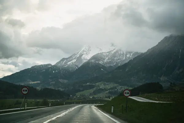Tajemná Krása Alpské Krajiny Náladové Tóny Rozeklaných Vrcholků Kontrastují Zelení — Stock fotografie