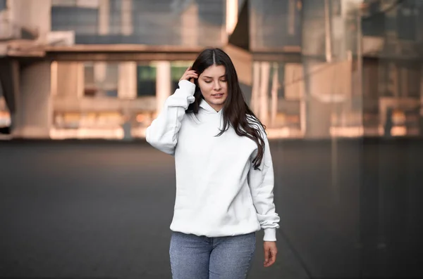 Жінка Носить Білий Светр Порожній Простір Блузці Дизайну Логотипу Маскування — стокове фото