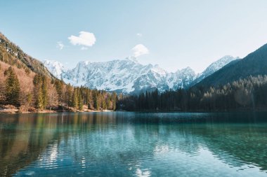 Büyüleyici Dolomitler. İtalya, Avrupa 'daki Dolomite Alpleri' nin nefes kesici zeminine karşı Sihirli Dağ Köyü