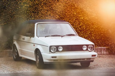 Retro cabriolet. Üstü açılabilir araç. Beyaz 80 'lerin Avrupa yapımı üstü açık hatchback arabası..