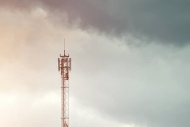 Kırsal Manzara 'daki baz istasyonu. Topluluklar 5G ve 4G ağlarına bağlanıyor. Cep telefonu için LTE İnternet kulesi