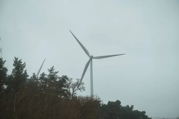 风力涡轮机景观 绿色能源概念 带有高风力涡轮机的风力公园全景 供复制空间发电用 — 图库照片