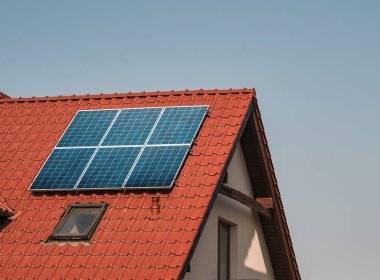 Güneşi hasat ediyorum. Kır Evi 'nde Güneş Photovoltaik Sistemli Sürdürülebilir Güç Üretimi. Güneş enerjisi üretiyor. Yarı iletken teknoloji. Karbonsuz ayak izi.