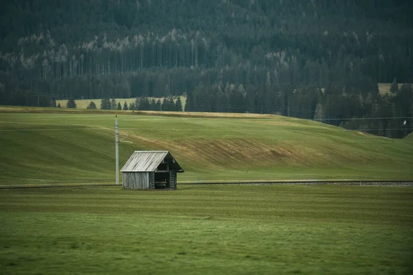 オーストリアアルプスの山村 住宅や農場と山の風景 — ストック写真