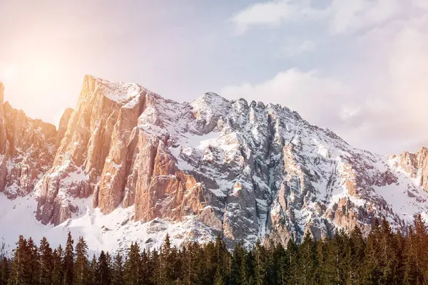 Таинственная Красота Альпийского Ландшафта Капризные Тона Прочных Вершин Контрастируют Зеленью — стоковое фото