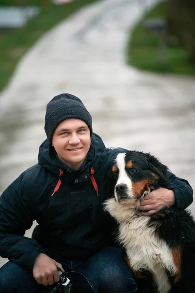 Verspielter Berner Sennenhund Und Glückliches Besitzerporträt Den Schweizer Alpen Fröhliche — Stockfoto