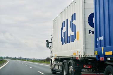 16.04.2023 Polonya, Avrupa. Otoyolda GLS logo konteynır karavanı olan bir kamyon. GLS kamyonu otoyolda.