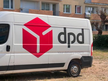 09.06.2023 Polonya, Avrupa. Verimli Şehir Teslimatı. DPD Van Swift Paket Lojistiği 'ni sağlama alıyor. DPD teslimat minibüsü şehre park etmiş..