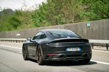 19 Nisan 2023 Avrupa: Siyah bir Porsche 911 Carrera GTS 2022 spor arabasının arkası. Siyah Alman otobandaki iki kapılı roadster 'ı tasarladı. Yüksek hızlı spor araba..