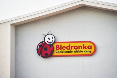 Avrupa, Polonya 08.06.2023 - Biedronka - Polonya 'nın en büyük süpermarketlerinden biri. Banliyö bölgesinde yiyecek süpermarketi.