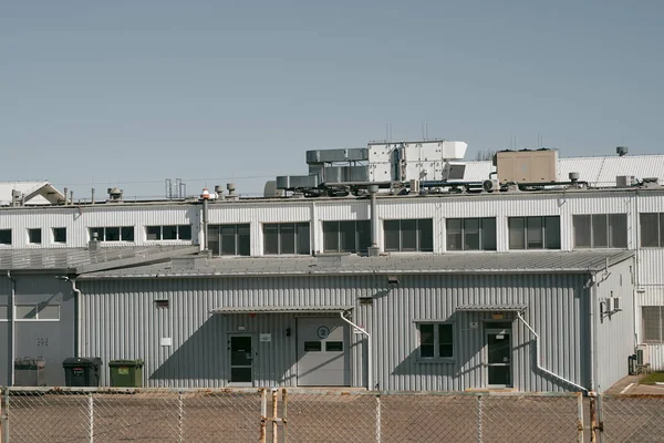 2023ポーランドヨーロッパ 近代的な産業倉庫の外観のショーケース 倉庫は工業目的のために設計された大型建築物です — ストック写真