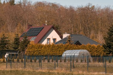 Sürdürülebilir gelecek kavramı. Solar çatı kurulum şirketi. Güneş Panelleri ve Fotovoltaik.