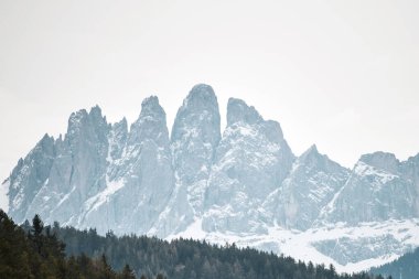 Alp manzarasının gizemli güzelliği. Engebeli tepelerin karamsar tonları vadinin yeşillikleriyle tezat oluşturuyor. Dolomitler, İtalyan Alpleri.