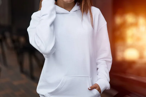 Молодая Девушка Носит Белую Толстовку Логотипа Основной Спортивной Одежды Макет — стоковое фото