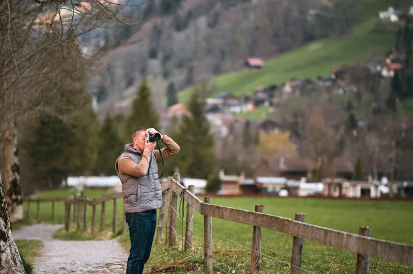 阿尔卑斯山的照片采集器 美丽的高山上的男性摄影师 — 图库照片