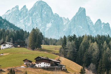 Görkemli İtalyan Alpleri 'nde bir dağ köyünü keşfediyorum. Nefes kesici bir dağ manzarasında yuva yapmış. Idyllic cazibesi. Seyahat hedefi.