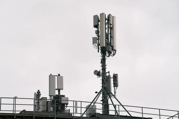 接続性の革新 デジタル変換を可能にする 空に5Gと4Gのセルラーネットワークを強化するテレコムタワー — ストック写真