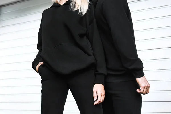 Kvinnan Bär Svart Hoodie Modell Streetwear Kläder Branding Logotyp Skjorta — Stockfoto