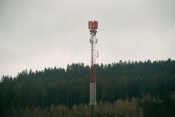 Wieża Telefonu Komórkowego Polu Drzewami Tle — Zdjęcie stockowe