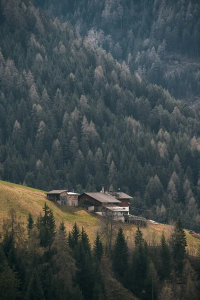Bergdorf Den Österreichischen Alpen Berglandschaft Mit Häusern Und Bauernhöfen — Stockfoto