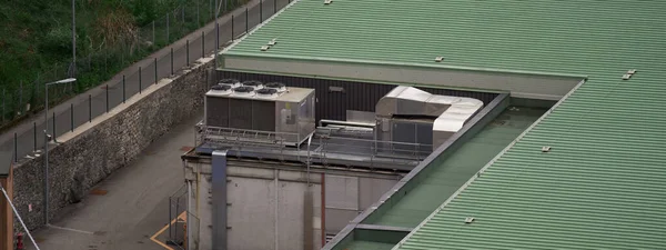 System Klimatyzacji Dachu Budynku Wyposażenie Klimatyzacyjne Szczycie Nowoczesnego Budynku — Zdjęcie stockowe