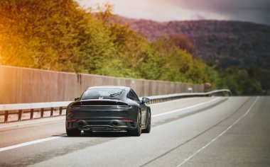 Parlak Siyah Alman Roadster. Gıcır gıcır, lüks Carrera Spor Araba Otobanı. 911 GTS spor arabasının arka görüntüsü.