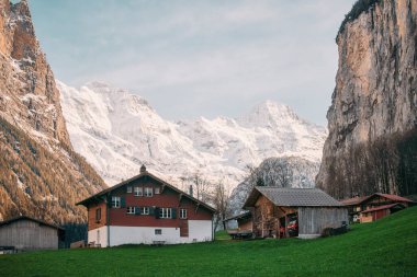 Görkemli İsviçre Alpleri 'nde nefes kesici bir dağ manzarasına yerleştirilmiş bir dağ köyünü keşfediyorum. Idyllic cazibesi. Seyahat hedefi.