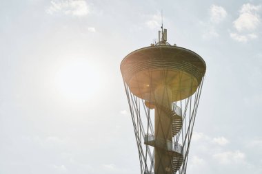 Kashubian Eye, Polonya 'nın Gniewino şehrinde 44 metre yüksekliğinde bir gözlem kulesidir. Gniewino 'daki izleme kulesi.