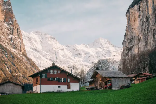 Tutkia Mountain Village Majestic Sveitsin Alpeilla Nestled Henkeäsalpaava Mountain Maisema — kuvapankkivalokuva