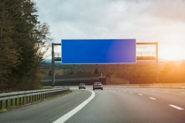 Boş reklam panosu ya da otoyoldaki işaret şablonu. Otobanda bulunan reklam için boş reklam panosu modeli