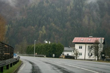 Dağ yolu manzarası. Renkli bir yol sahnesi. Güzel otoyoldaki doğa manzarası. Yazın otoyolda araba sürüyor. Avrupa 'daki çarpıcı otoyol manzarası.