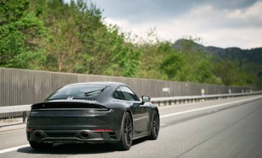 Parlak Siyah Alman Roadster. Gıcır gıcır, lüks Carrera Spor Araba Otobanı. Almanya 'da otobandaki aerodinamik canavar.