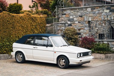 Retro cabriolet. Üstü açılabilir araç. Beyaz 80 'lerin Avrupa yapımı üstü açık hatchback arabası..