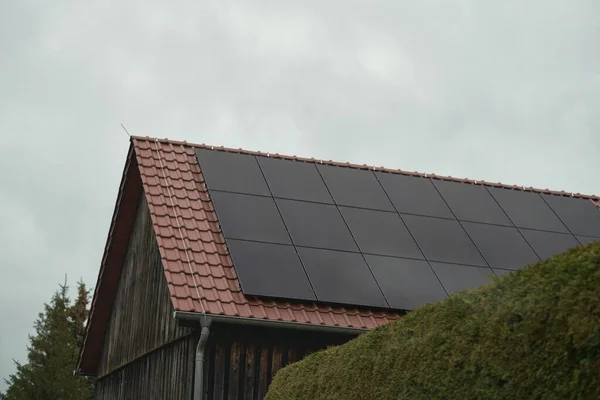 Solpaneler Ett Tak Vackert Stort Modernt Hus Och Solenergi Utnyttjar — Stockfoto