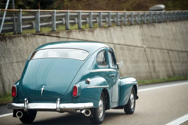 公共道路上の古いヴィンテージヨーロッパの車モデル ブルーオールドタイマークーペは 道路上のスピード — ストック写真