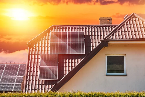 Modernos Painéis Solares Células Pretas Telhado Casa Particular Dotação Fotovoltaica — Fotografia de Stock