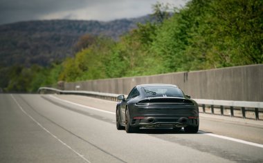 Zarif siyah modern iki kapılı Alman roadster. Otobanda yepyeni, siyah, lüks bir spor araba..