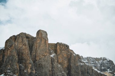 İsviçre Alpleri. Majestic Dolomites Peyzajı. Karla kaplı dağlar ve Alplerdeki Çam Ağaçları