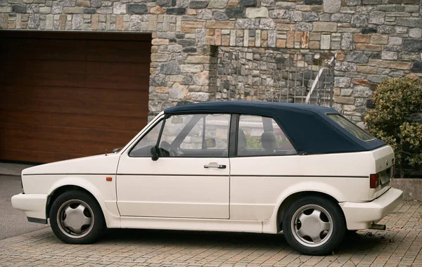 White Retro Cabriolet Iconic 80S European Convertible Graces Open Road — стоковое фото