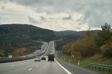 Alplere giden yol. Manzaralı otoyol. Arka planda dağ olan uzun bir yol..