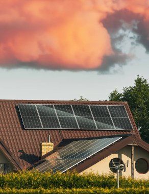 Sürdürülebilir Gelecek. Modern Siyah Güneş Panelleri yenilenebilir enerjiyle özel bir eve güç sağlıyor. Ev kavramı için yenilenebilir enerji.