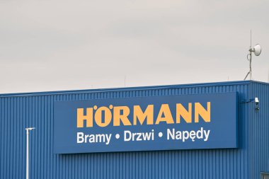 Polonya Avrupa. 04.08.2023 Hormann fabrikası Legnica 'da. Hoermann Polonya 'da kapı, kapı ve diğer inşaat imalatçıları.