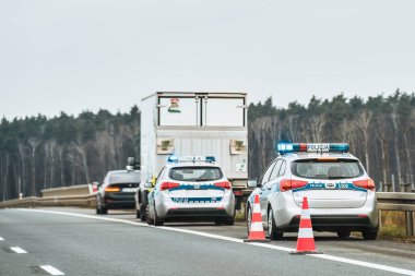 07.04.2023 Gdansk, Polonya, Polis alarmı - Polonyalı polis arabasının çatısında mavi yanıp sönen ışık. Polis ışıkları. The autostrada A1, resmi adı Amber Highway..