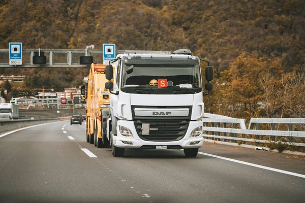 2023 Suíça Europa Camião Reboque Caminhão Transportando Semi Caminhão Estrada — Fotografia de Stock